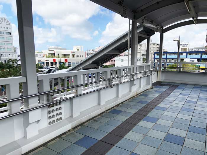 ④右に曲がると階段がある