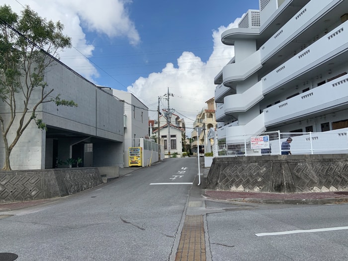 ⑩さらに歩くと上り坂となりエスペランサの建物が見えてきます